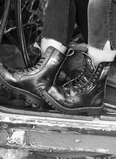 10 Eyelet Boots Steel